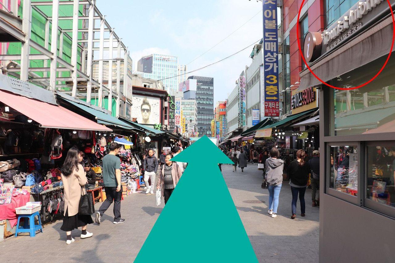 Direction arrow pointing towards the right alley at the intersection for accessing Jangan Store.